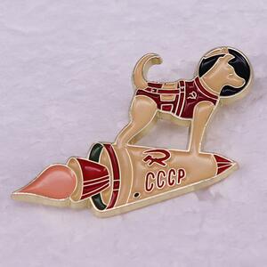 ピンバッジ「ロケットに乗ったライカ犬　CCCP」