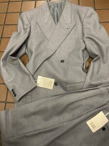 【新品】生地厚 ダブル4ッ釦1ッ掛スーツ サイズM(YA5相当) 総裏 ノーベント 袖釦3個 日本製 シルバーグレイ色 セットアップスーツ タグ付き