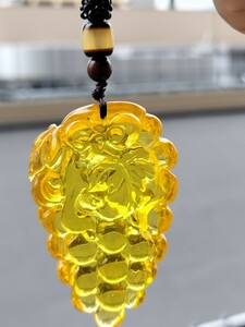 アンバー琥珀　葡萄彫刻　蜜蝋　金運　ネックレス