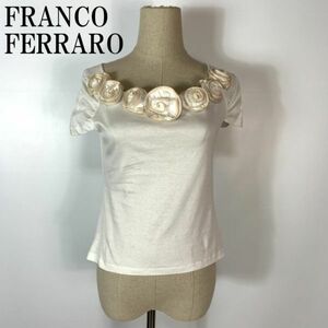 フランコフェラーロ半袖立体フラワーモチーフ半袖トップスオフホワイトFRANCO FERRARO 袖ギャザーゴム入り 首元ゆったり ２ B3197