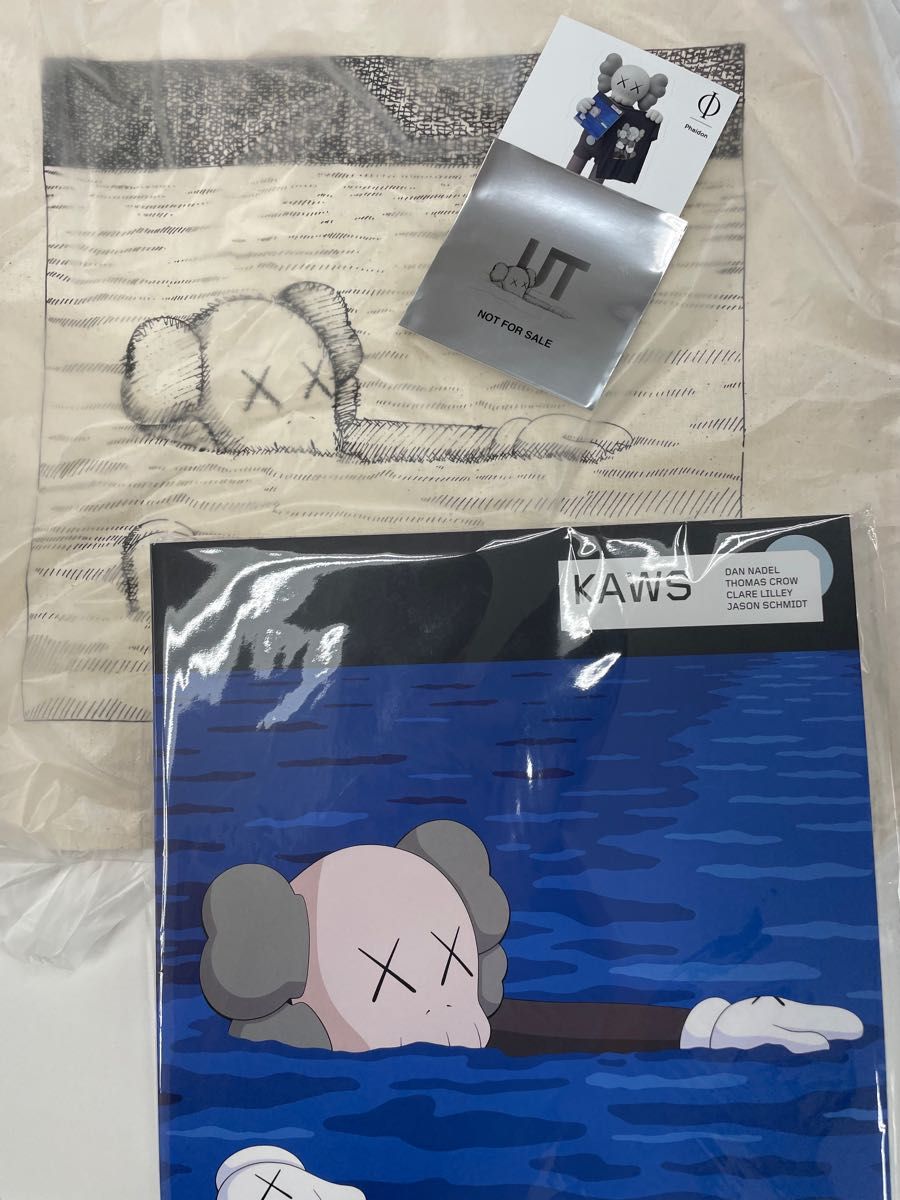 UNIQLO x KAWS ARTBOOK トートバッグ付 ステッカー付｜PayPayフリマ