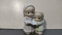 PRECIOUS MOMENTS　プレシャスモーメント　Sugar Town　529486　AUNT RUTH AND AUNT DOROTHY TWO GIRLS CAROLLING FIGURINE　●H2904_画像3