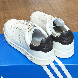 STAN SMITH LUX "OFF WHITE CREAM WHITE DARK BROWN" H06188 （オフホワイト/クリームホワイト/ダークブラウン）