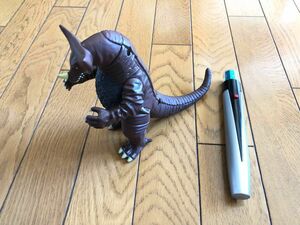 BANDAI ウルトラマン ウルトラ怪獣 ゴモラ ギミック 光る 鳴く 変身 ベーターカプセル付