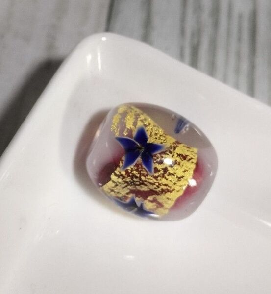青い花と金箔の入ったとんぼ玉