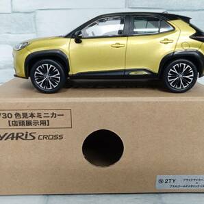 カラーサンプルミニカー 1/30 トヨタ YARIS CROSS ブラックマイカ×プラスゴールドメタリックの画像1