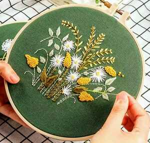 刺繍キット◆可愛い野の花①◆かんたん フランス刺繍◆日本語版説明書付き、プラスチック製の枠付き◆初心者 初級 スターターセット