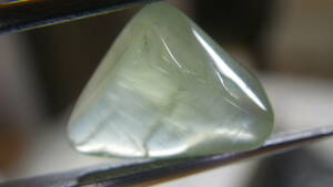オーストラリア産のプレナイト原石です。　別名　ぶどう石　エピドート入りも
