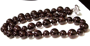  natural garnet. necklace 10mm sphere length approximately 42cm