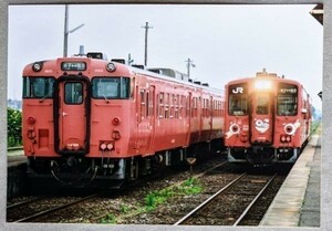 鉄道写真 キハ40系気動車 キハ47 2049 タラコ色 & キハ33形気動車 キハ33 1002 境線 L判（89mm×127mm）