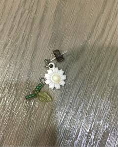 ♪アクセサリー 大量格安出品 ピアス マーガレット ガーベラ？ 白いお花 USED♪