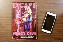 セクシーガール ESCAPE NIGHT CLUB ミニサイズ エンボス加工 レトロ調 メタルプレート メタルサイン ブリキ看板_画像3