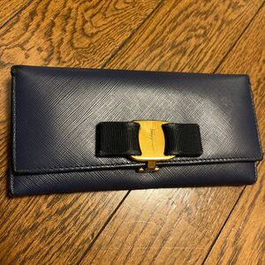 サルヴァトーレフェラガモ Salvatore Ferragamo 長財布 二つ折り財布 フェラガモ長財布　ネイビー