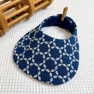 sale// handmade☆4重ガーゼ＆キルトのふわふわスタイ*刺繍　サークルフラワー。紺２