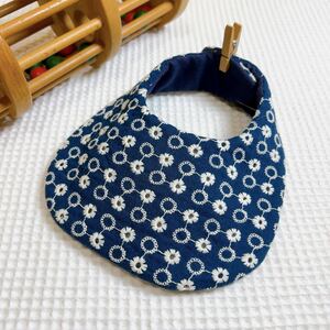 sale// handmade☆4重ガーゼ＆キルトのふわふわスタイ*刺繍　ドットフラワー。紺１