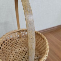 竹かご バスケット ワンハンドル 直径28cm 高さ41cm 古民具 かご 昭和レトロ 民藝 竹工芸 竹籠 竹細工 天然生活 ハンドメイド 長期保管品_画像5