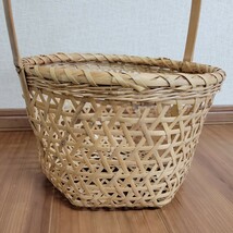 竹かご バスケット ワンハンドル 直径28cm 高さ41cm 古民具 かご 昭和レトロ 民藝 竹工芸 竹籠 竹細工 天然生活 ハンドメイド 長期保管品_画像2