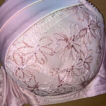 トリンプ。アモスタイル。キラキラのお花刺繍が可愛い光沢ワイヤー入りブラジャー。F75サイズ。ブラ。グラマラスサイズ。_画像2