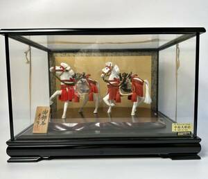 御飾馬 寿山作 ガラスケース入り 白馬 五月人形 日本人形 置物 縁起物 華やか 和室 和風 インテリア オーナメント 高さ30cm 飾り 