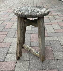 古い木の椅子　◆　朽ちたスツール　