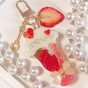 cafeストロベリーソーダ◆シェイカーキーホルダー 押しフルーツ いちご レジン シャカシャカ ハート ゆめかわ 名入れ チャーム