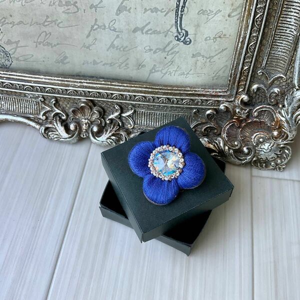 ぷっくり艶めくお花の刺繍ブローチ　or　ポニーフック　ロイヤルブルー×オーロラ　群青　青　ブルー