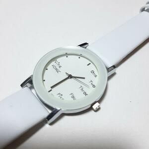 新品　腕時計　英語数字　シンプルイ　プライベート　白　103