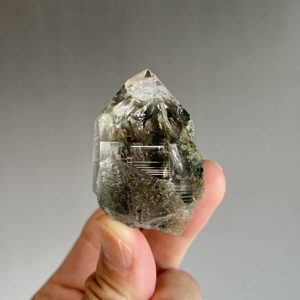 ヒマラヤ マニハール産 ルチル入りクローライトクリスタル ポイント ヒマラヤ水晶 9