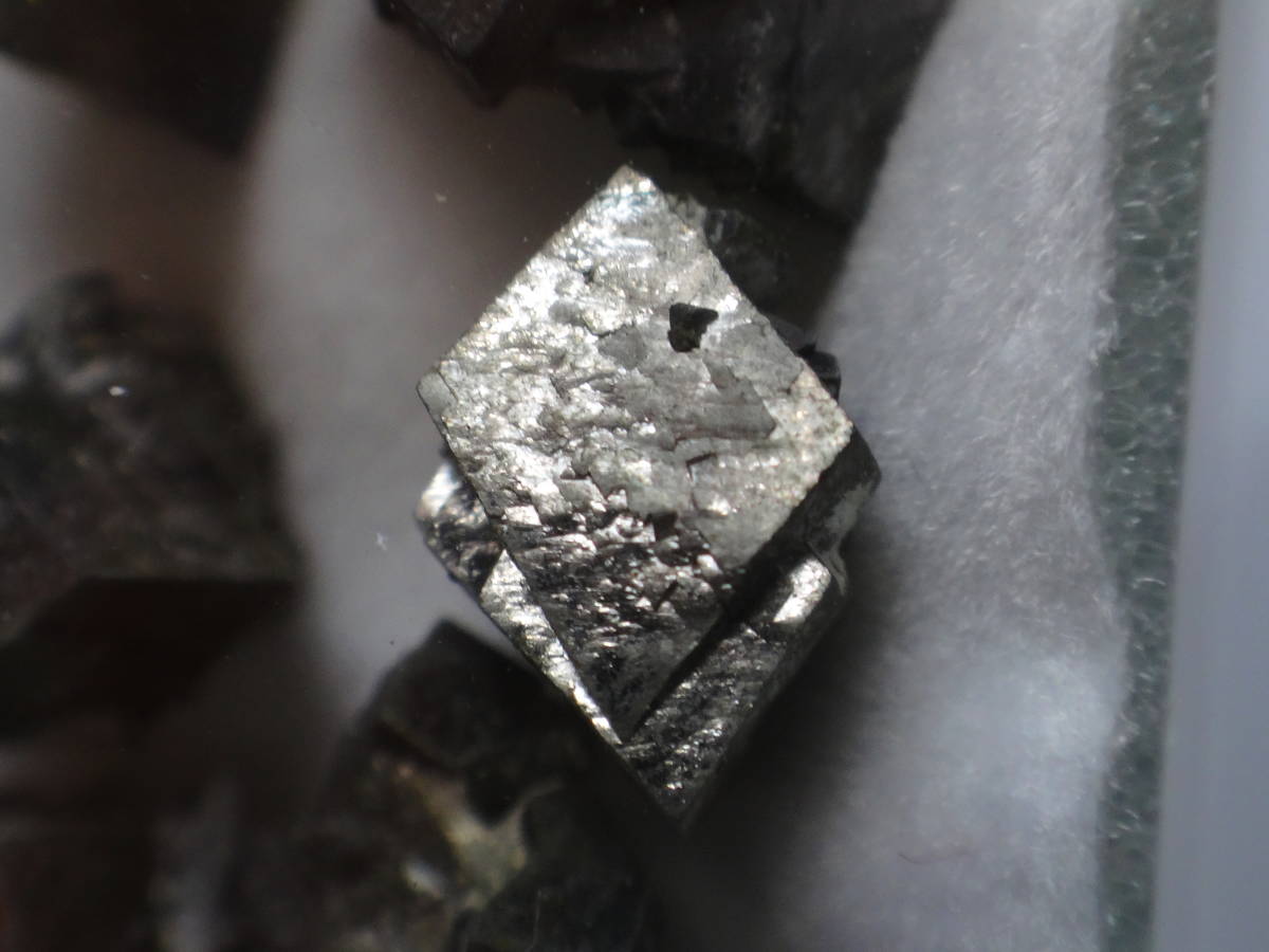 鉱物商店】 蛍石+毒砂（硫砒鉄鉱） 天然石 原石-