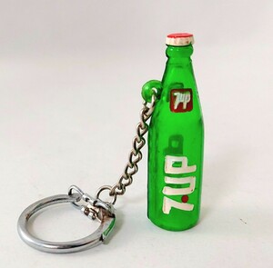 送料200円～☆懐かし!昭和レトロ!当時物!「炭酸飲料 セブンアップ 7UP 7up ビン型 キーホルダー」プラスチック製 ノベルティ コカコーラ