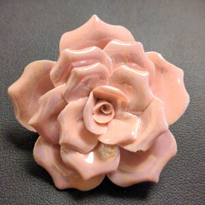 アンティーク ブローチ ローズ 淡いピンク　桃色 薔薇 バラ レトロ 上品 直径約4.5cm　安全ピンを含まない厚さ約1.5cm 恐らくセラミック