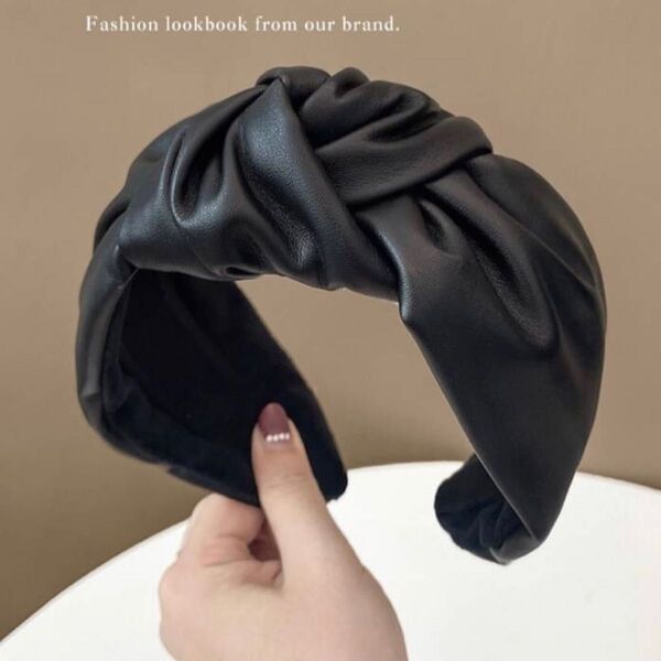 【黒】フェイクレザー カチューシャ 幅広 結び目 こなれ感 ヘアアクセ 痛くない