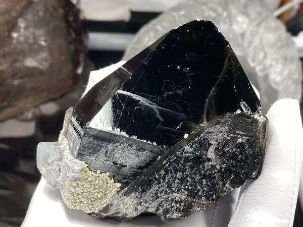 【フローライトあり 】山東省産 モリオン(黒水晶) ポイント 約275g 磨き無し 0901