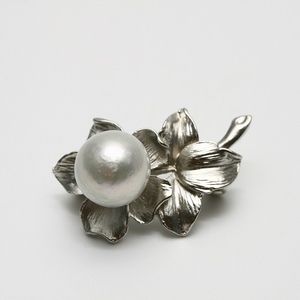  south . White Butterfly pearl pearl brooch 12mm silver color alloy made 