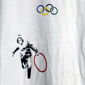 送込　バンクシー　Banksy　盗まれたオリンピックリング　半袖Tシャツ　白　Mサイズ