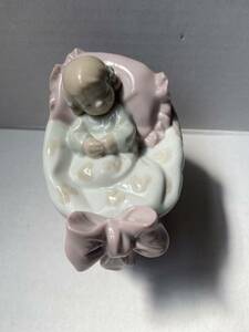 【美品】LLADRO リヤドロ スイートベイビー　A NEW TREASURE BABY フィギュリン　陶器人形　置物　赤ちゃん　女の子　発送サイズ60