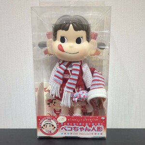 ●未開封●FUJIYA ペコちゃん人形 2006 Peko ' s Doll あったかニットのマフラー付き ニットの帽子も付いてるよ！ 