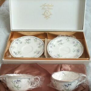 Noritake ボーンチャイナスミレ柄 カップ&ソーサー