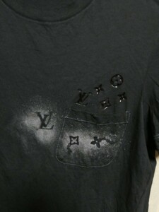 モノグラムスプレー加工モノグラムラバー最高傑作一瞬でルイヴィトンと分かるブラックモノグラムポケット半袖Tシャツ モノグラムシャツ