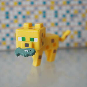 【Minecraft Mini-Figures Ocelot マインクラフト ミニフィギュア オセロット ヤマネコ 魚】の画像1