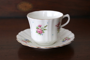 Art hand Auction ■ Jolies petites fleurs et pois dessinés à la main, Tasse et Soucoupe ■, Ustensiles à thé, tasse et soucoupe, café, Peut également être utilisé pour le thé