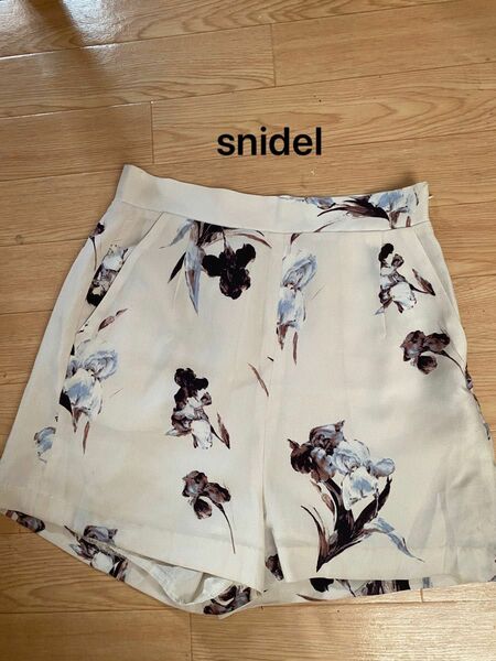 美品！snidelスナイデルの花柄ショートパンツ　白　レディース　ワンサイズ