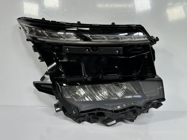 訳あり ヴォクシー 右ヘッドライト 型番 ZWR90 訳あり ヴォクシー 右ヘッドライト 型番 ZWR90(Yahoo