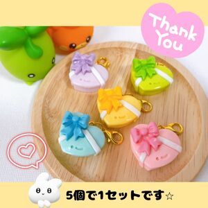 【7】 ギフトチャーム　プレゼントチャーム　リボン　ハンドメイド　デコパーツ かわいい　アクセサリー　キーホルダー　カラフル