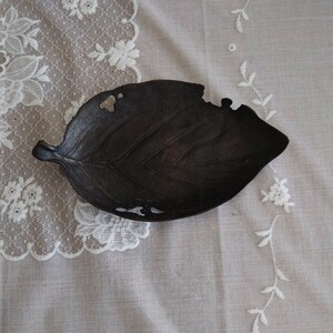 置物「木の葉型鉄器　１点　ペン皿、小物皿、たばこ皿」昭和５６年、日本製　錆あり、２０センチ
