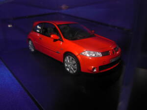 1/43　ルノー　メガーヌ　RS　RENAULT　MEGANE　RS　2004年　オレンジ　京商　UNIVERSAL HOBBIES