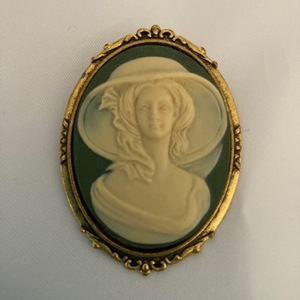 Cameo Broach Lady Left / Ladies Avory / Green Coffret M Collection [Coffret Co., Ltd.]