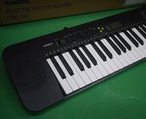 極美品 CASIO カシオ 電子キーボード Casiotone CTK-240 電子ピアノ スリム＆コンパクト 49鍵盤 100音色 100リズム 2電源対応_画像2