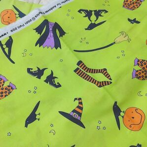 ハロウィン生地 魔女のお洋服 ほうき かぼちゃパンツ イラストプリント ハギレカットクロス 表示価格は1,5m グリーン