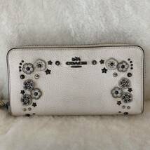 ☆COACH☆ コーチ 可愛くてカッコいい ホワイトレザー フラワーパッチ ジッピーウォレット_画像2